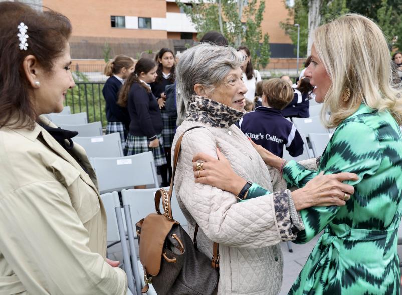 Día Internacional de la Paz 2023 - Imagen de la alcaldesa Rocío García  saludando a dos invitadas 