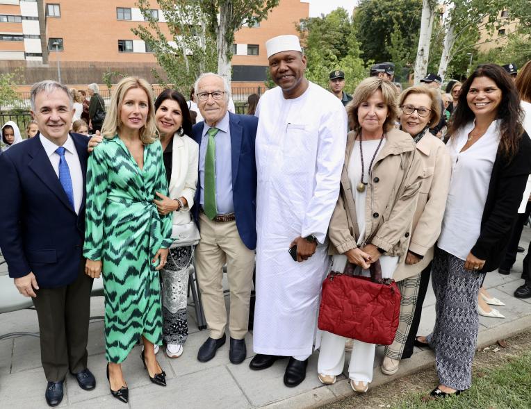 Día Internacional de la Paz 2023 - Posado de la alcaldesa Rocío Alcántara con  parte de los ilustres invitados.