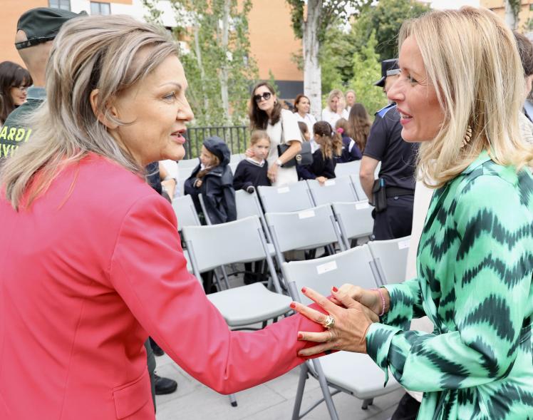 Día Internacional de la Paz 2023 - La alcaldesa, Rocío García, saluda a una invitada de honor.