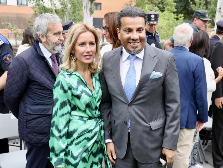Día Internacional de la Paz 2023 -  La alcaldesa, Rocío García, posa con  un invitado de honor.