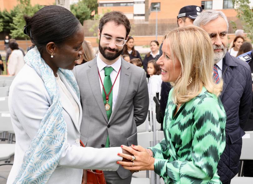 Día Internacional de la Paz 2023 -  La alcaldesa, Rocío García, saluda a una invitada de honor.