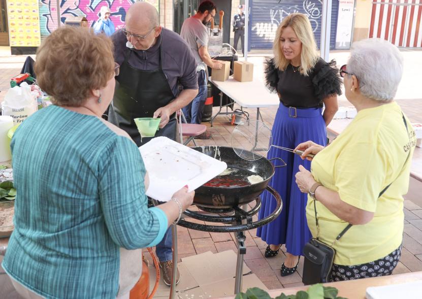 Feria de la gastronomía murciana 2023 - Imagen de alcaldesa Rocío García Alcántara durante su visita a uno de los distintos stands de la feria.
