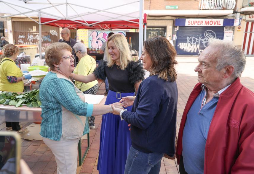 Feria de la gastronomía murciana 2023 - Imagen de alcaldesa Rocío García Alcántara durante su visita a uno de los distintos stands de la feria.