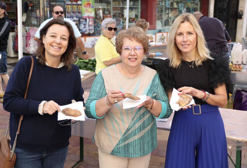 Feria de la gastronomía murciana 2023 - Imagen de alcaldesa Rocío García Alcántara junto a Marisol Ruiz, presidenta de la Casa Regional de Murcia y la concejala de María José Ortiz Iglesias de Ussel degustando un paparajote.