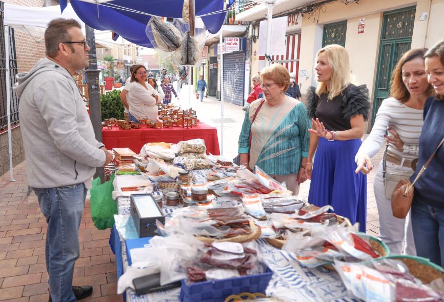 Feria de la gastronomía murciana 2023 -  Imagen de alcaldesa Rocío García Alcántara y otras autoridades durante su visita a uno de los distintos stands de la feria.