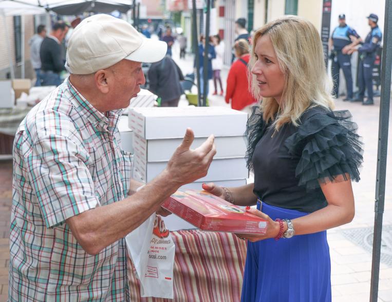 Feria de la gastronomía murciana 2023 - Imagen de alcaldesa Rocío García Alcántara charlando con uno de los expositores de la feria.