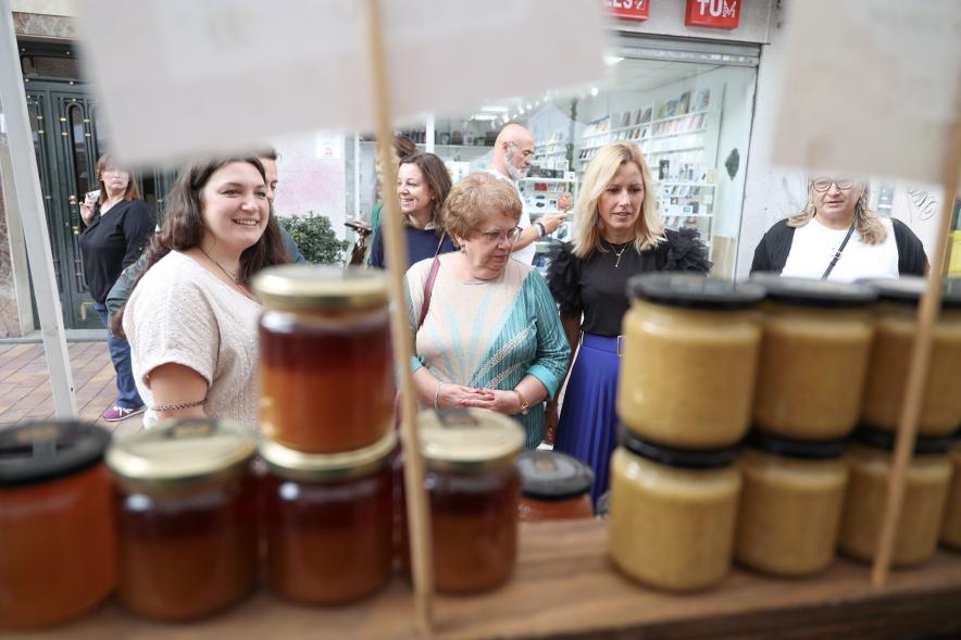 Feria de la gastronomía murciana 2023 - Imagen de alcaldesa Rocío García Alcántara junto a Marisol Ruiz, presidenta de la Casa Regional de Murcia en Alcobendas visitando un stand.