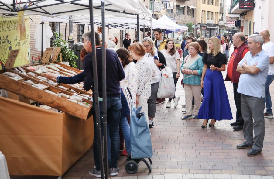 Feria de la gastronomía murciana 2023 -  Imagen de alcaldesa Rocío García Alcántara y otras autoridades paseando entre los diferentes stands de la feria.