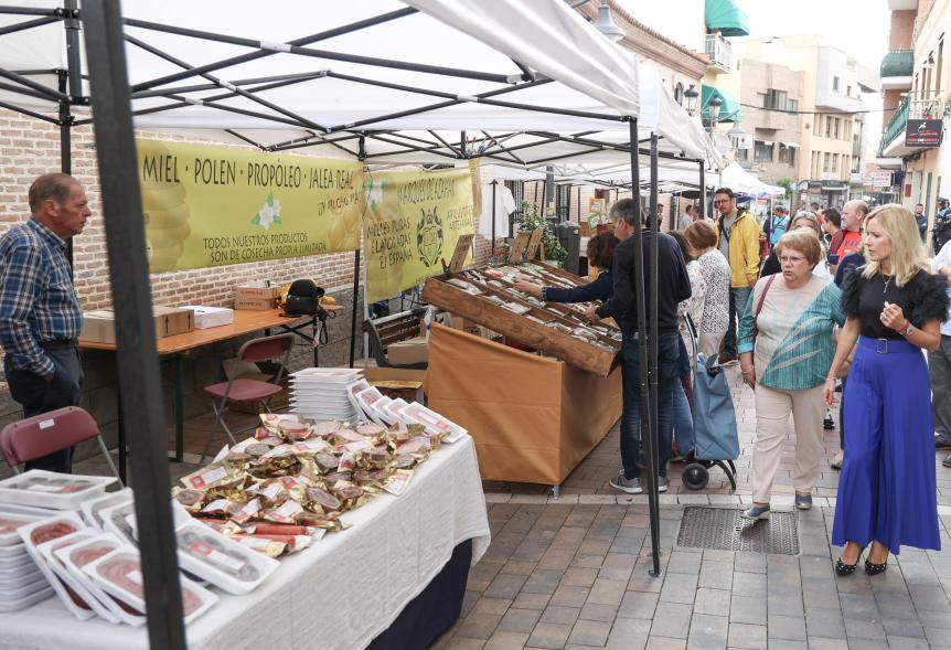Feria de la gastronomía murciana 2023 - Imagen de alcaldesa Rocío García Alcántara y otras autoridades paseando entre los diferentes stands de la feria.
