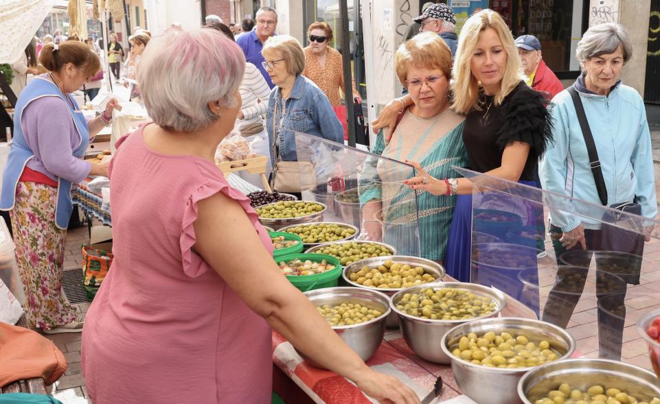 Feria de la gastronomía murciana 2023 -  Imagen de alcaldesa Rocío García Alcántara junto a Marisol Ruiz, presidenta de la Casa Regional de Murcia en Alcobendas visitando un stand.