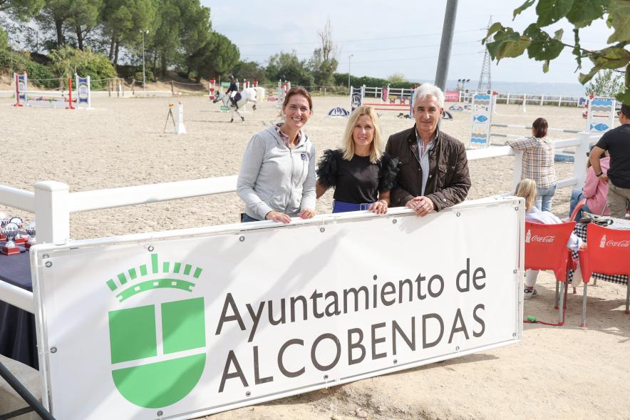 Trofeo Hípica La Moraleja 2023 - Imagen de la alcaldesa Rocío García Alcántara y del concejal de Deportes Jesús Tortosa e Isabel Fernández de Cañete, la jefe de pista.