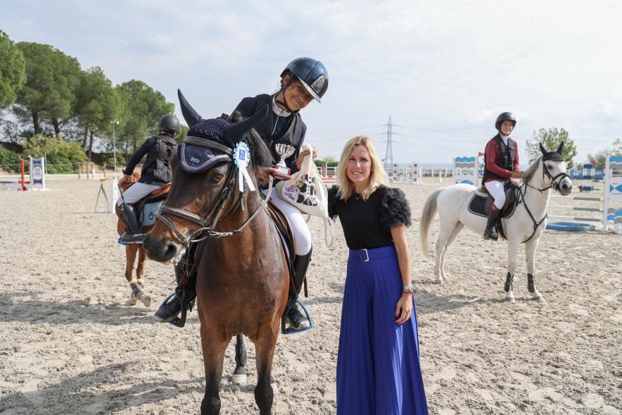 Trofeo Hípica La Moraleja 2023 - Imagen de la alcaldesa Rocío García Alcántara entregando su trofeo a una de las ganadoras.