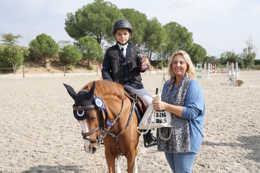 Trofeo Hípica La Moraleja 2023 -  Imagen de Cristina Capdevila, concejala de Urbanismo entregando su trofeo a un de los ganadores.