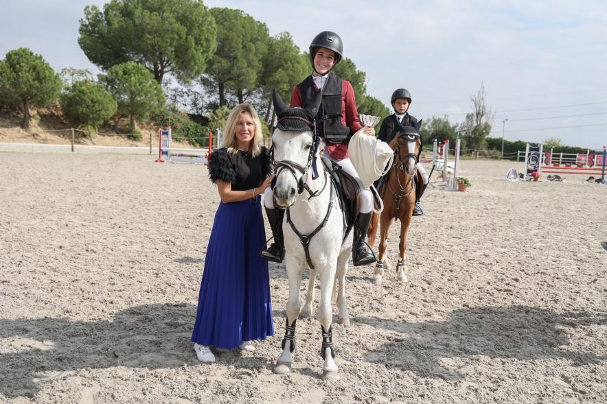 Trofeo Hípica La Moraleja 2023 - Imagen de la alcaldesa Rocío García Alcántara entregando su trofeo a una de las ganadoras.