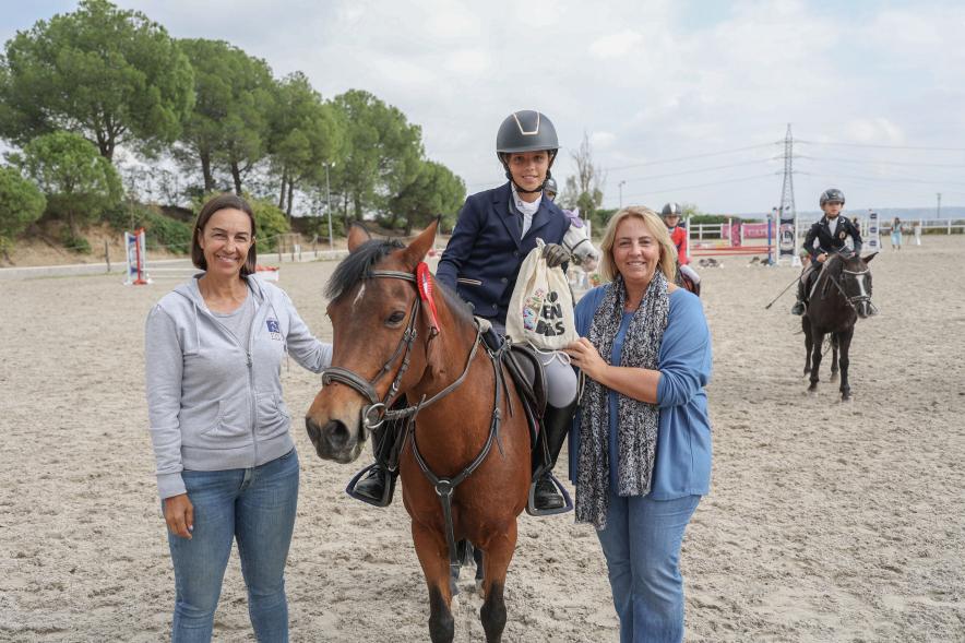 Trofeo Hípica La Moraleja 2023 - Imagen de Cristina Capdevila, concejala de Urbanismo e Isabel Fernández de Cañete, la jefe de pista entregando su trofeo a una de las ganadoras.