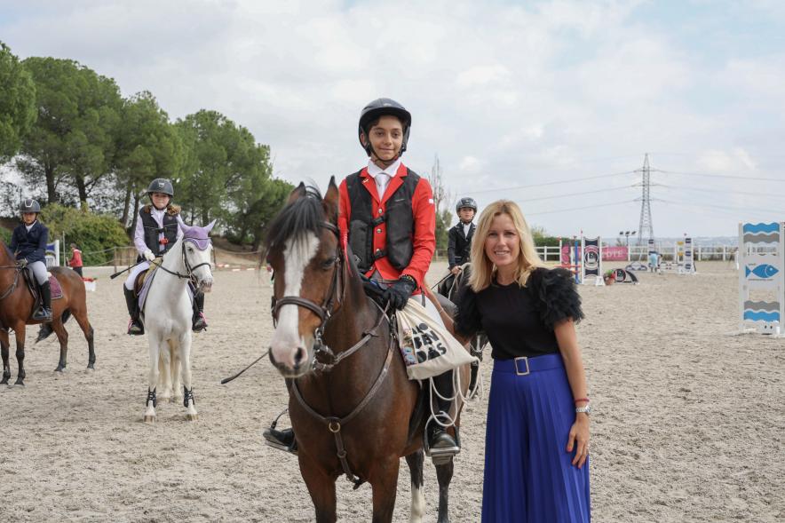 Trofeo Hípica La Moraleja 2023 - Imagen de la alcaldesa Rocío García Alcántara entregando su trofeo a uno de los ganadores.