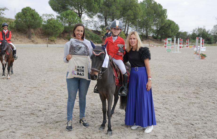 Trofeo Hípica La Moraleja 2023 - Imagen de la alcaldesa Rocío García Alcántara e Isabel Fernández de Cañete, la jefe de pista entregando su trofeo a una de las ganadoras.