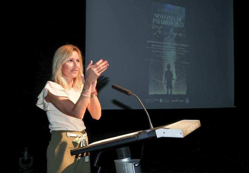 Presentación del libro Sinfonía de Palabras 2023 "La Magia" - La alcaldesa Rocío García presenta la gala.