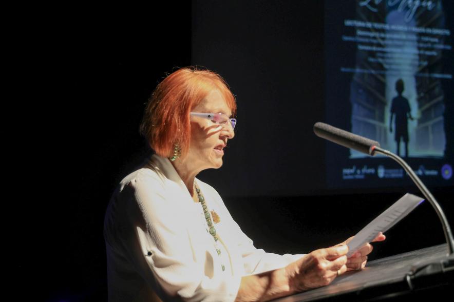 Presentación del libro Sinfonía de Palabras 2023 "La Magia" - Primer plano de una autora participante.