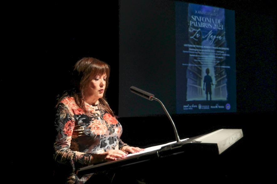 Presentación del libro Sinfonía de Palabras 2023 "La Magia" -  Imagen de una autora leyendo su relato.