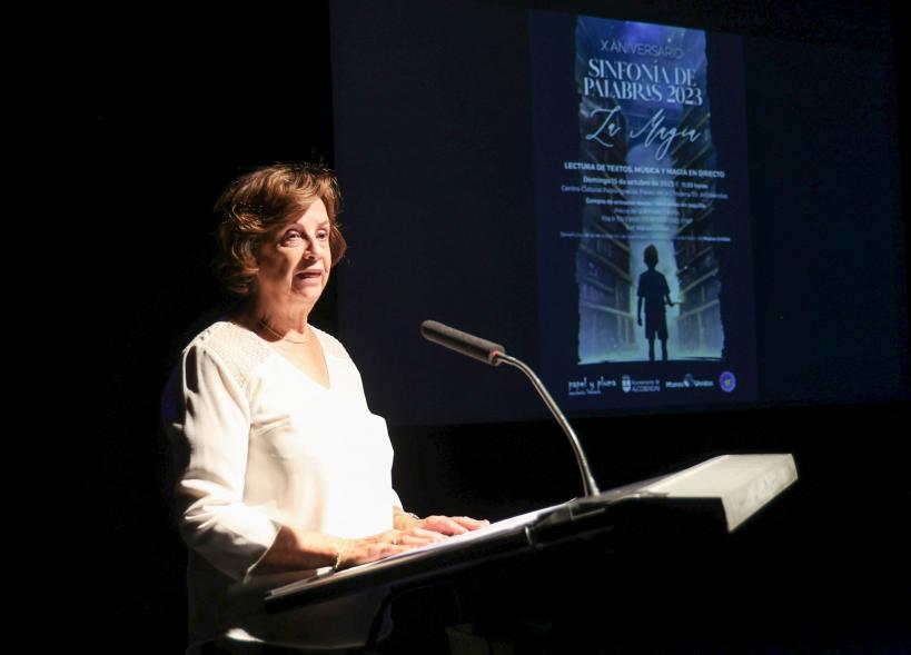 Presentación del libro Sinfonía de Palabras 2023 "La Magia" -  Imagen de una autora leyendo su relato.