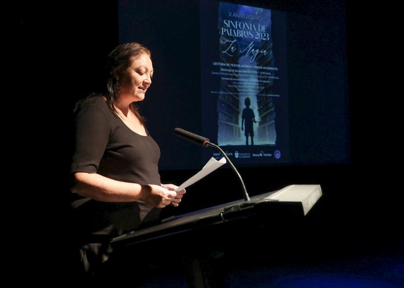 Presentación del libro Sinfonía de Palabras 2023 "La Magia" -  Imagen de una autora leyendo su relato.