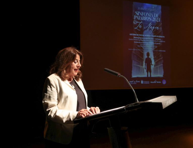 Presentación del libro Sinfonía de Palabras 2023 "La Magia" -  Imagen de una autora leyendo su relato.