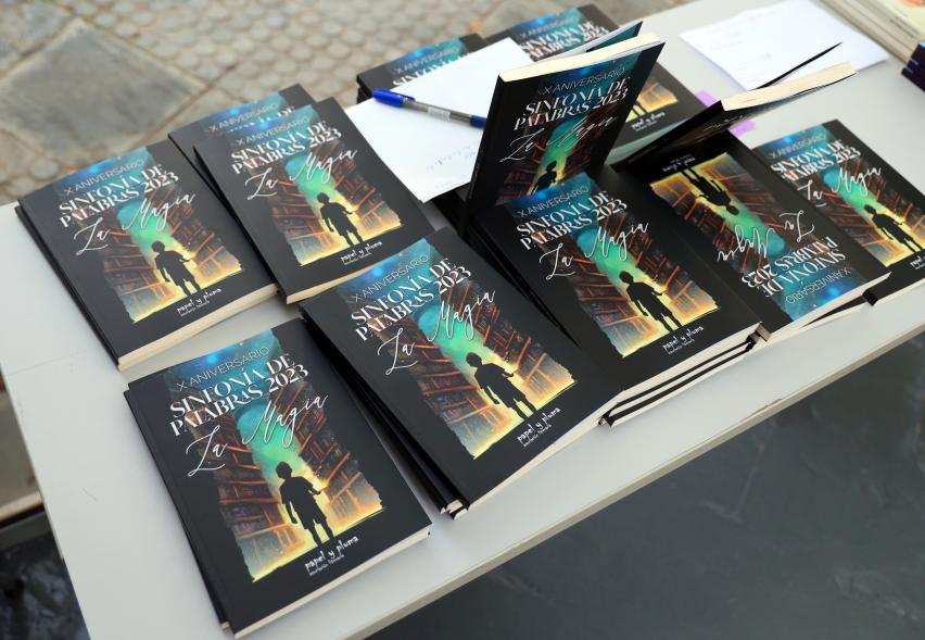Presentación del libro Sinfonía de Palabras 2023 "La Magia" -  Primer plano de los libros   "Sinfonía de Palabras". 