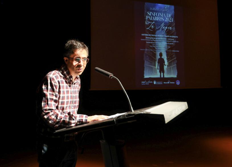 Presentación del libro Sinfonía de Palabras 2023 "La Magia" -  Imagen de un autor leyendo su relato.