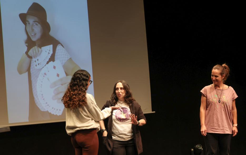 Presentación del libro Sinfonía de Palabras 2023 "La Magia" - Imagen del espectáculo de magia. 