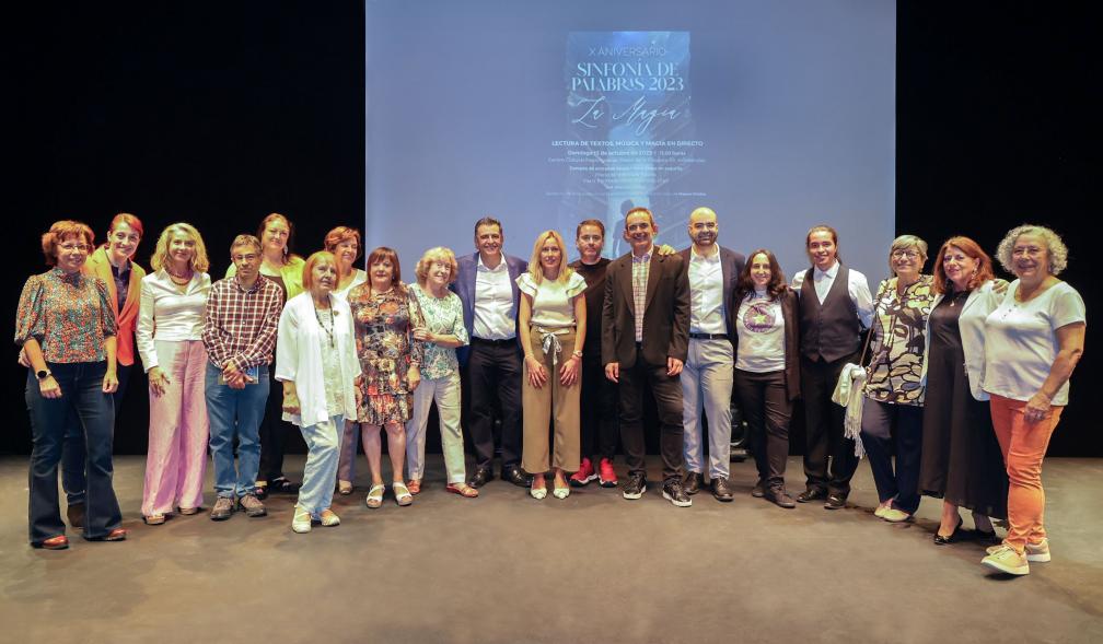 Presentación del libro Sinfonía de Palabras 2023 "La Magia" - Posado de los participantes con la alcaldesa Rocío García.