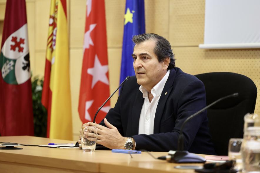 Asamblea del Distrito Norte - Primer plano del concejal de educación Fernando Martínez.