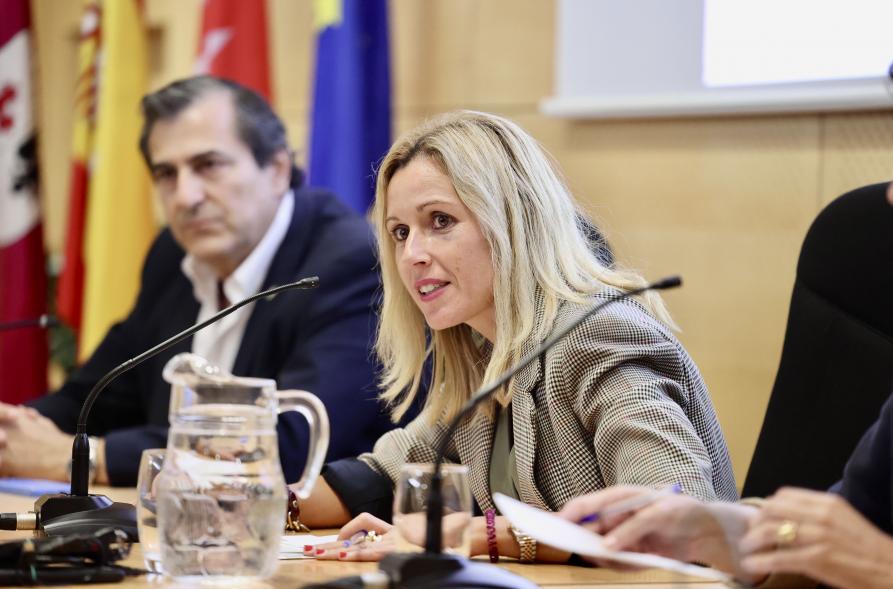 Asamblea del Distrito Norte - Primer plano de la alcaldesa García Alcántara y el concejal de educación Fernando Martínez.
