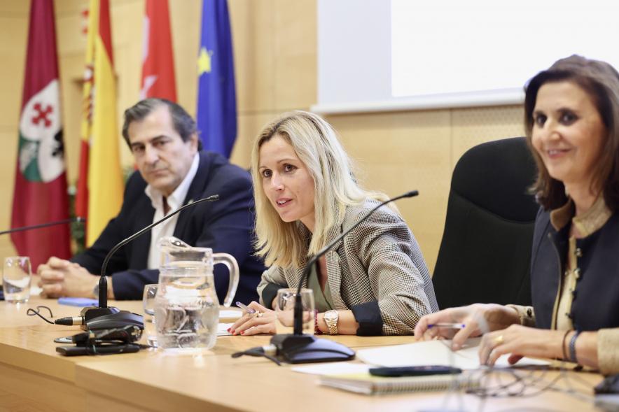  Asamblea del Distrito Norte - Primer plano de la alcaldesa García Alcántara  y varios miembros de la corporación municipal.