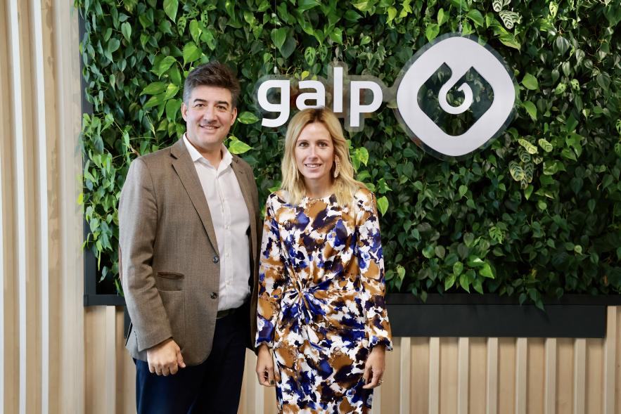 Reunión con la empresa Galp - Imagen posado de la alcaldesa Rocío Sara García Alcántara y otra personalidad asistente al acto.