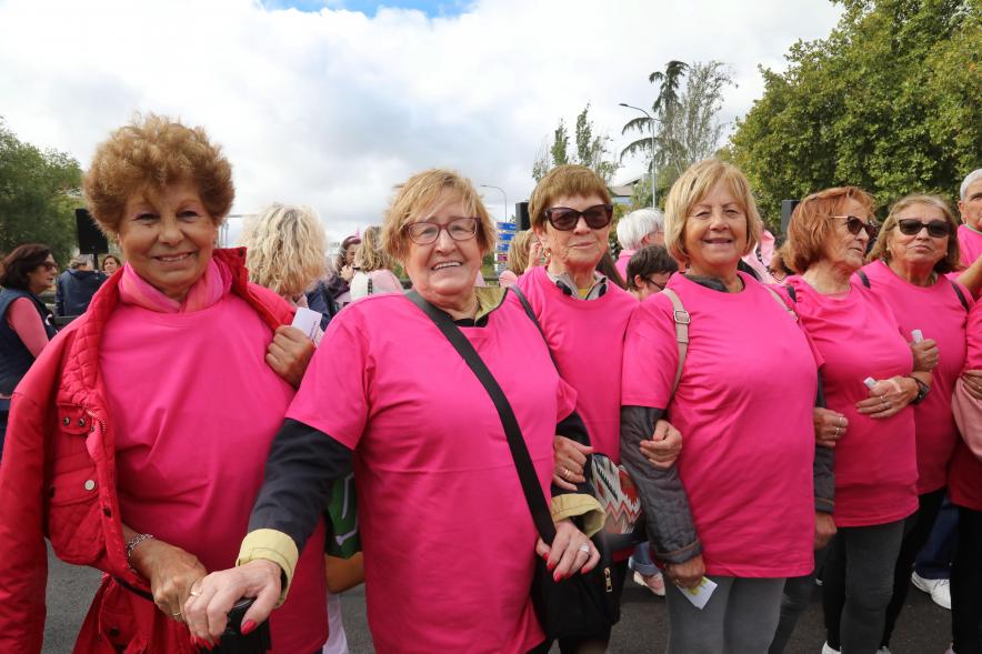 Menina con falda rosa y lazo humano con motivo del Día Mundial contra el Cáncer de Mama