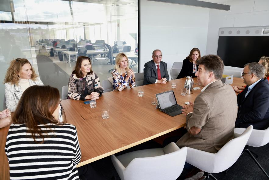 Reunión con la empresa Galp - Imagen de la alcaldesa Rocío Sara García Alcántara presidiendo la mesa de reunión.