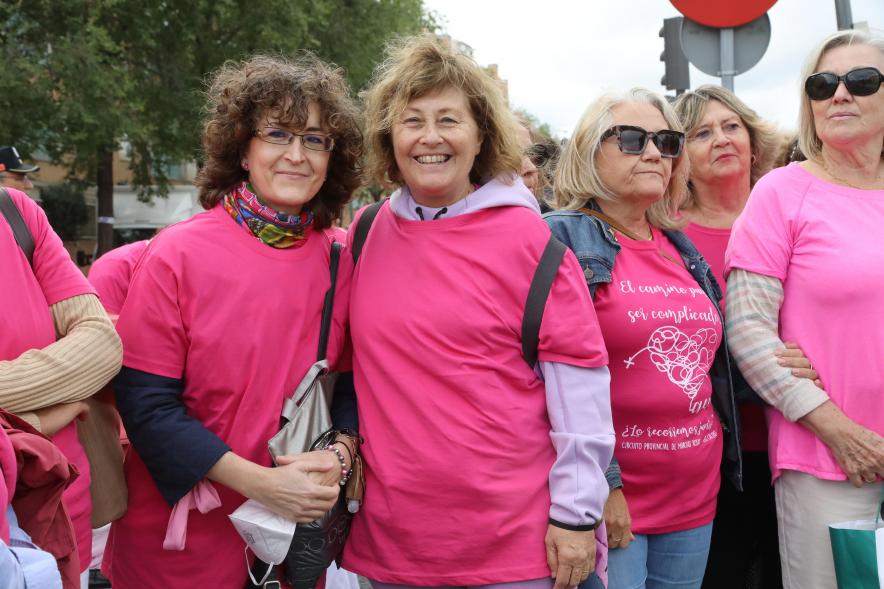 Menina con falda rosa y lazo humano con motivo del Día Mundial contra el Cáncer de Mama