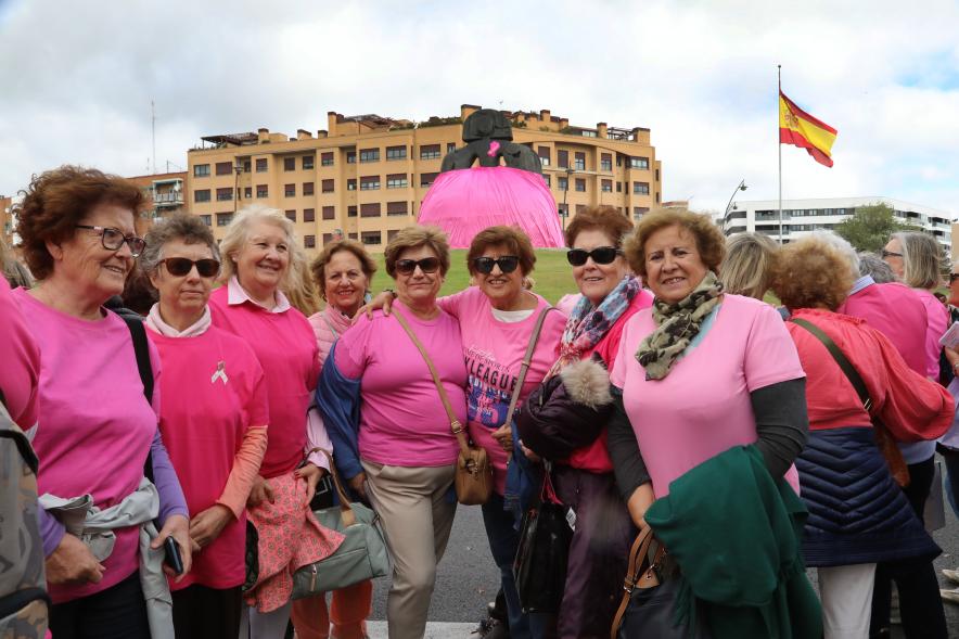 Menina con falda rosa y lazo humano con motivo del Día Mundial contra el Cáncer de Mama