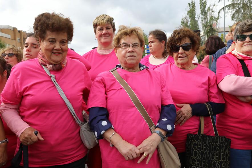 Menina con falda rosa y lazo humano con motivo del Día Mundial contra el Cáncer de Mama