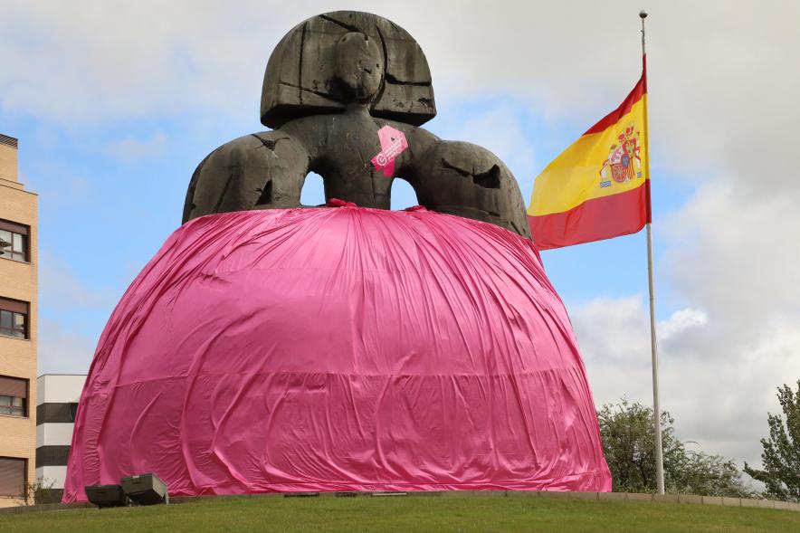 Menina con falda rosa y lazo humano con motivo del Día Mundial contra el Cáncer de Mama