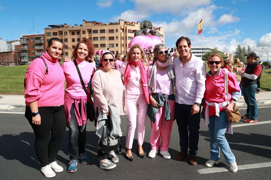 Menina con falda rosa y lazo humano con motivo del Día Mundial contra el Cáncer de Mama