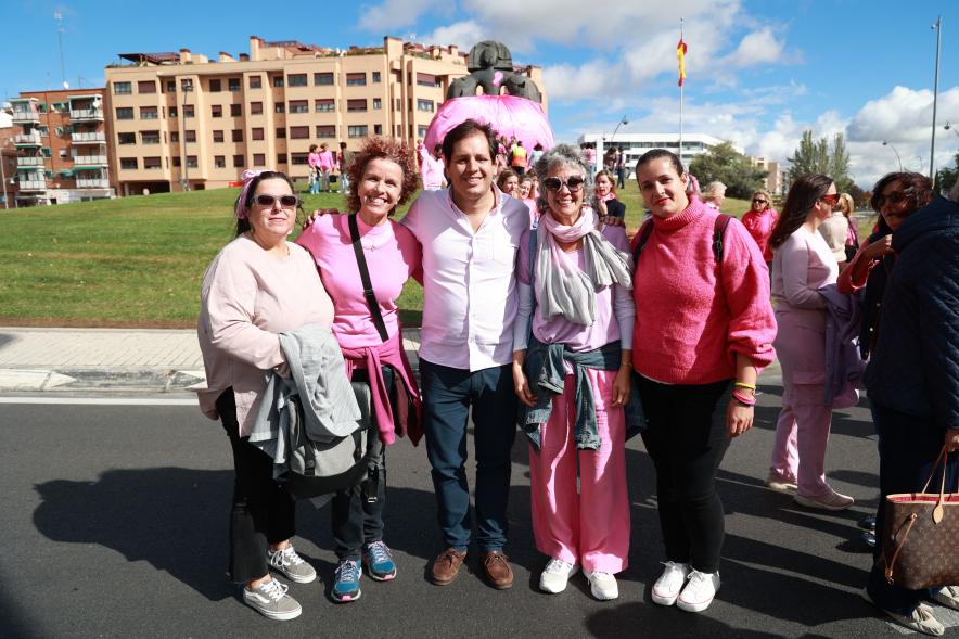 Menina con falda rosa y lazo humano con motivo del Día Mundial contra el Cáncer de Mama
