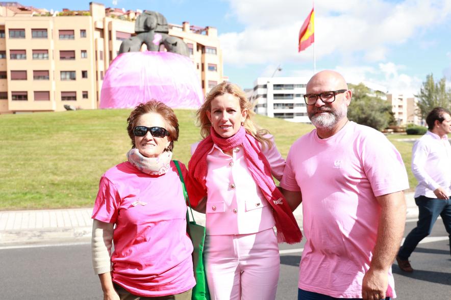 Menina con falda rosa y lazo humano con motivo del Día Mundial contra el Cáncer de Mama