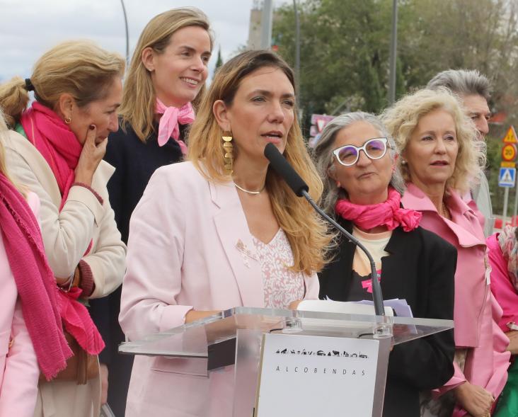 Menina con falda rosa y lazo humano con motivo del Día Mundial contra el Cáncer de Mama