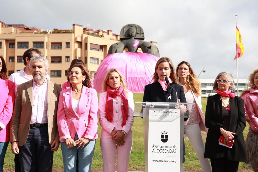 Menina con falda rosa y lazo humano con motivo del Día Mundial contra el Cáncer de Mama