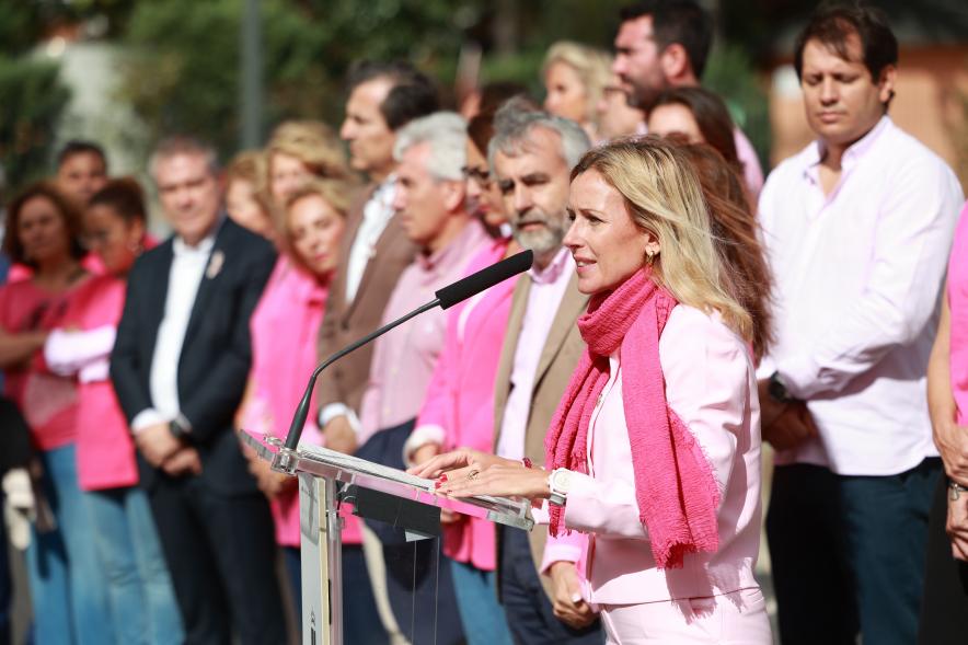 Menina con falda rosa y lazo humano con motivo del Día Mundial contra el Cáncer de Mama