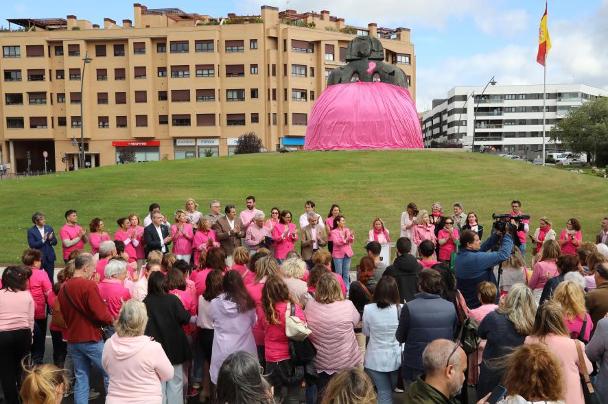 Menina con falda rosa y lazo humano con motivo del Día Mundial contra el Cáncer de Mama
