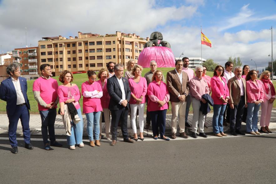 Menina con falda rosa y lazo humano con motivo del Día Mundial contra el Cáncer de Mama