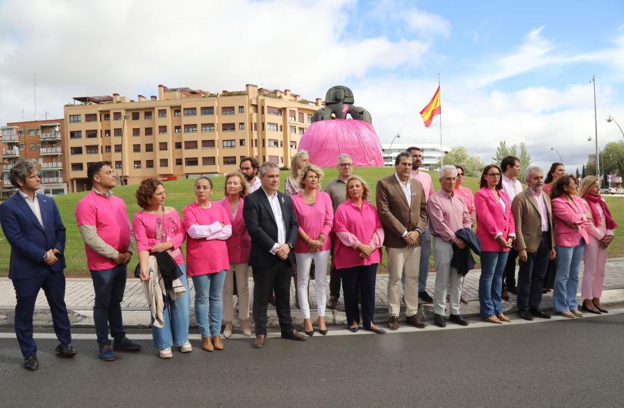 Menina con falda rosa y lazo humano con motivo del Día Mundial contra el Cáncer de Mama